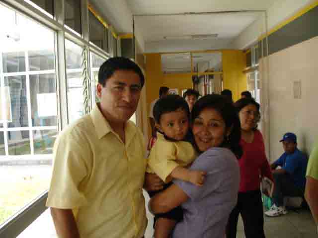 Jos� Daniel en brazos de sus padrinos luego de su bautisdmo. Piura, Stiembre 2006.
