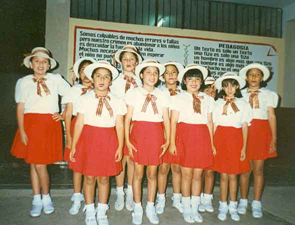 Saira y sus compa�eras listas para iniciar una danza.