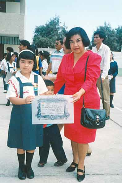 Mostrando su Diploma con su mam�, del Primer Puesto de 2do. Grado. Chiclayo, Diciembre de 1993.