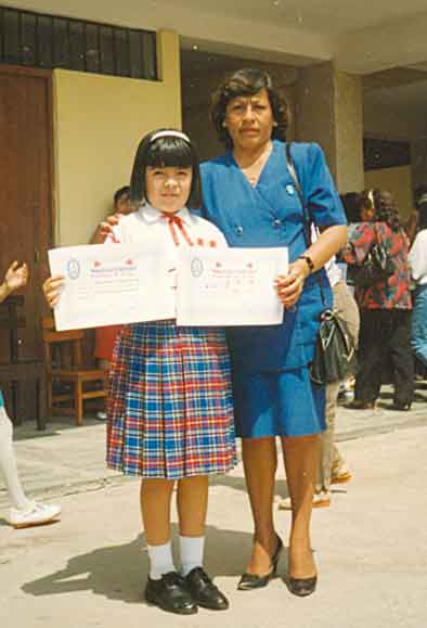 Saira Consuelo en compa��a de su profesora, mostrando sus diplomas de 1er. puesto de 4to. Grado. Chiclayo  Diciembre 1995.