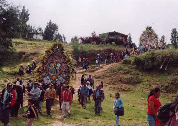 Desde el amanecer del Domingo de Ramos las cruces se dirigen a la casa del mayordomo.