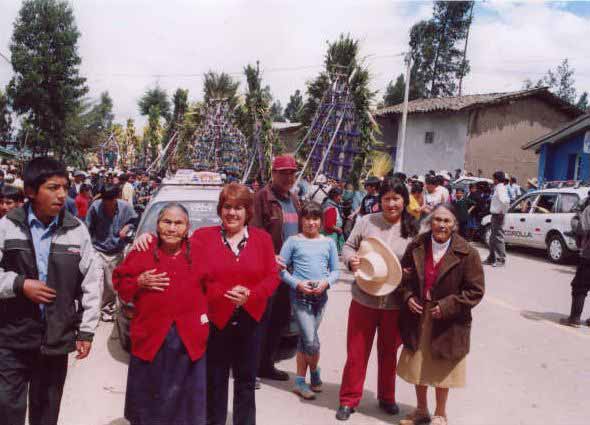 Terminada la misa, las cruces y los fieles se dirigen a la caso del Mayordomo.