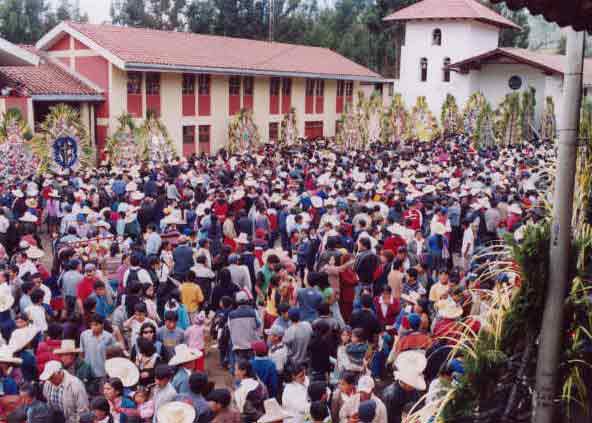 En la celebraci�n de la Misa por Obispo de la Diocesis de Cajamarca Mons. Jos� Carmelo Mar�nez L�zaro las cruces se ubican alrededor de la Plaza de Armas y los fieles al centro.