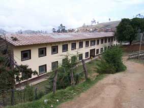 Imponente, el Colegio nacional "San Miguel".